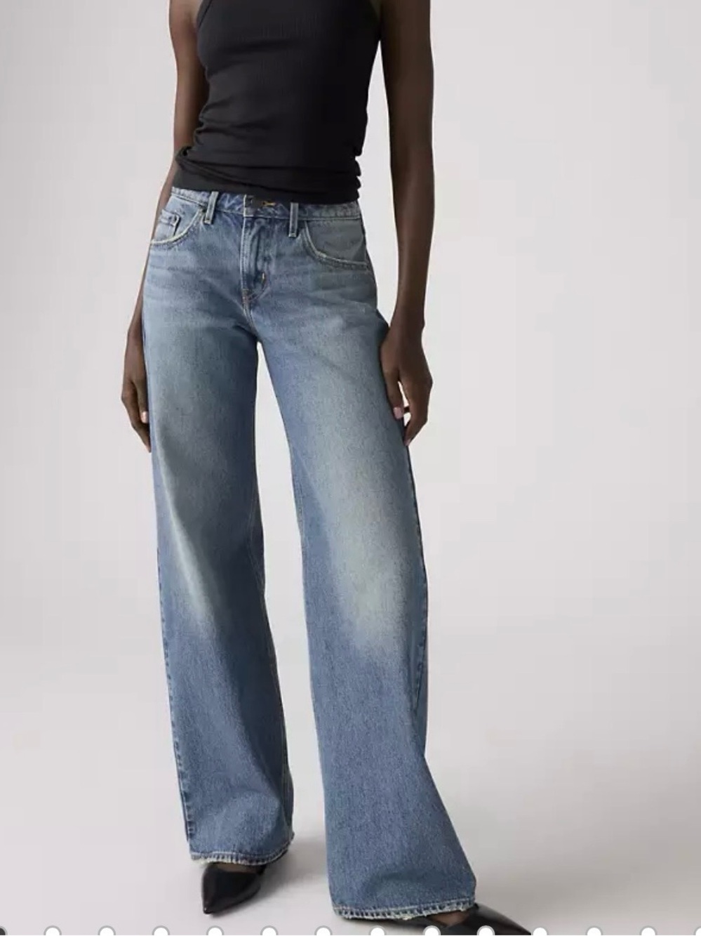 Levi’s Low Loose Wide Straight Legs Jeans Medium Wash Size 26